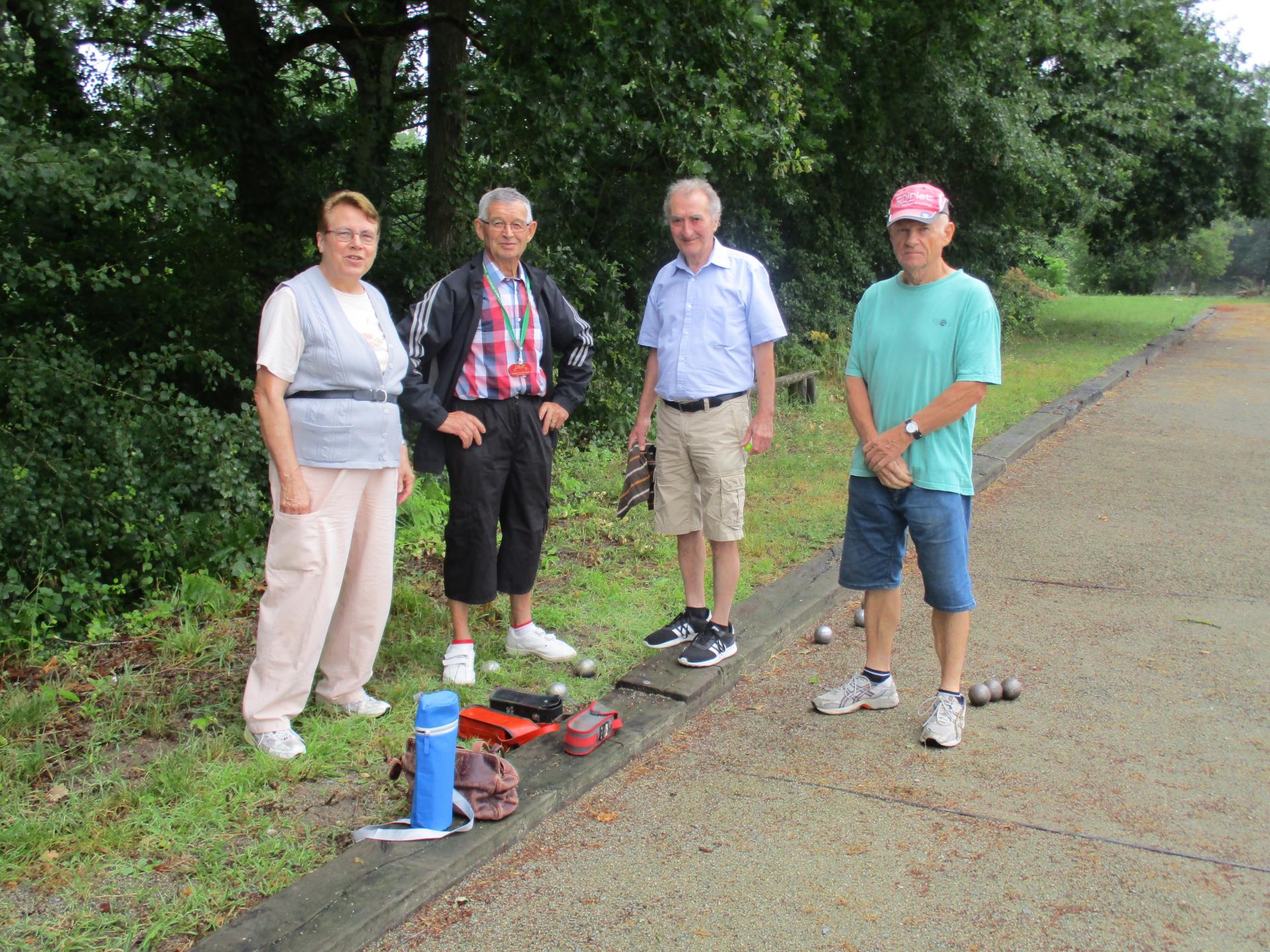 4 courageux aux boules le matin