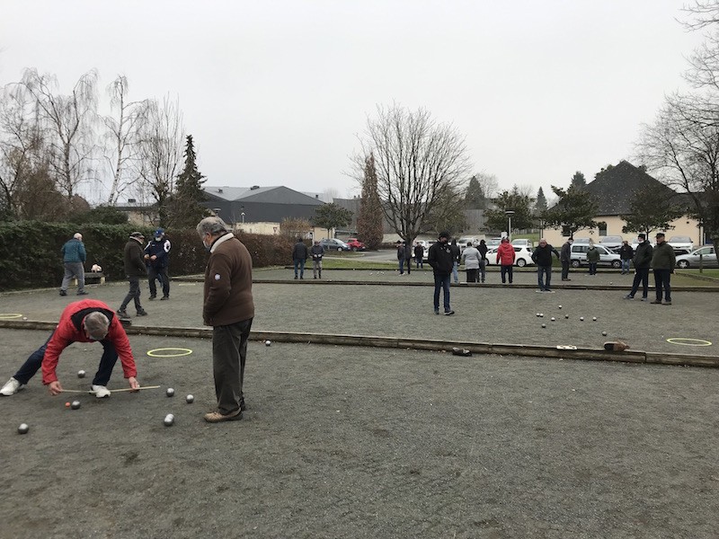 c'est au tour des joueurs de pétanque