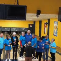 Michel donne les coupes aux vainqueurs