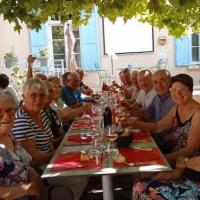 Repas du midi à l'ombre des platanes