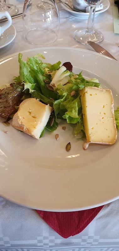 Salade et ses 2 fromages