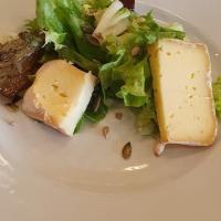 Salade et ses 2 fromages