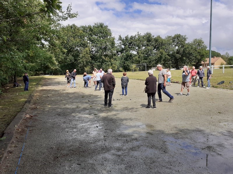 Sans oublier la pétanque entre 2 averses